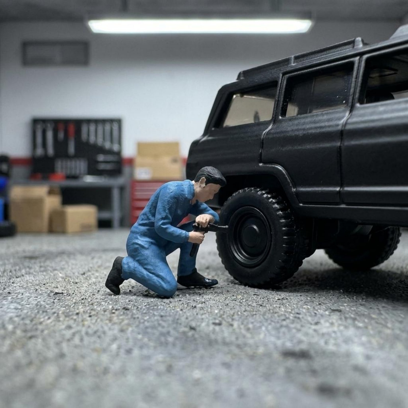 Phone Looking Man Figure Scene - Phone Accessories Men ulasan dan harga