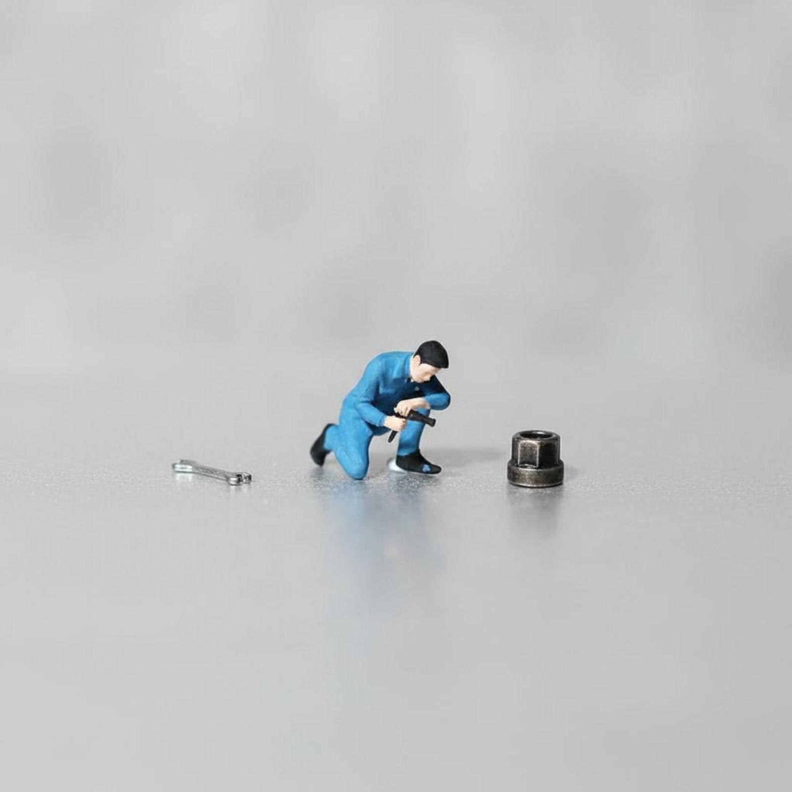 Phone Looking Man Figure Scene - Phone Accessories Men ulasan dan harga
