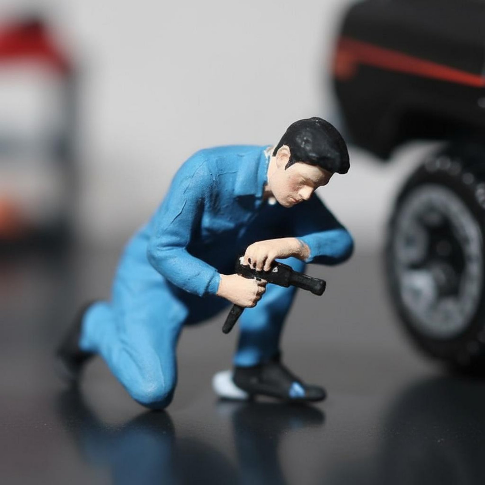 Phone Looking Man Figure Scene - Phone Accessories Men ulasan dan harga